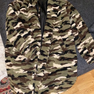 Teddyjacka  - I mycket fint skick, storlek 40 men jag själv har storlek 38 och tycker denna sitter lite oversized, går bra att ha Hoodie under! 