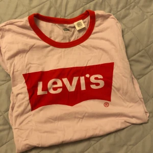 Levis t-shirt - Storlek Xs men passar s, fint skick - knappt använd. Tar swish, kontant och kort. Mötes eller fraktar men då står köparen för frakten. Vid andra frågor är det bara att höra av sig❤️