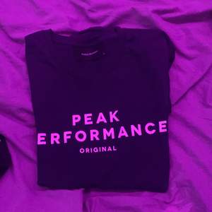 Säljer en mörk blå  peak performance t shirt stl M , den ör i väldigt bra skick 