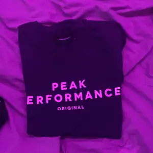 Säljer en mörk blå  peak performance t shirt stl M , den ör i väldigt bra skick 
