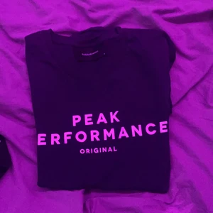 Peak performance t shirt - Säljer en mörk blå  peak performance t shirt stl M , den ör i väldigt bra skick 