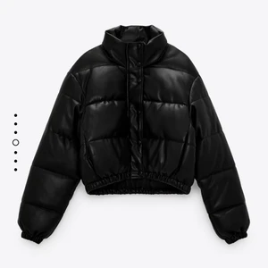 Zara puffer jacket S - Säljer min oanvända skit snygga och trendiga jacka i läderimitation från zara! Säljer eftersom storleken är fel för mig, köpt i butik för 559kr. Storlek S men skulle säga att den passar en XS också. Priset kan diskuteras, köpare står för eventuell frakt☺️💞