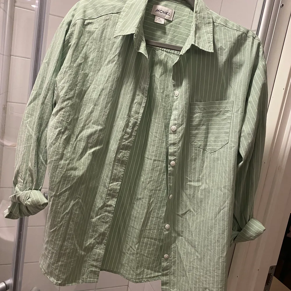 En fin lite oversize skjorta i ljusgrön o vit. Sitter bra. Är från monki och endast använd 1 gång . Skjortor.
