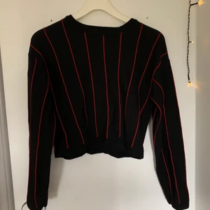 Tröja från Zara storlek S - Superfin croppad tröja från Zara i fint skick.  Säljer då jag inte änvänder, köparen står för frakt