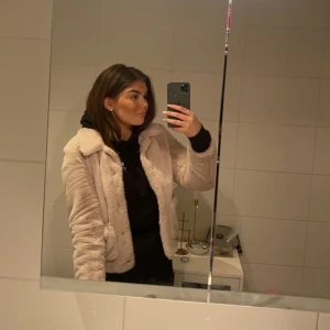 Teddyjacka - Säljer min fina beiga teddyjacka från HM då ja tyvärr inte använder den lika mycket längre! Skriv vid intresse🧸🖤