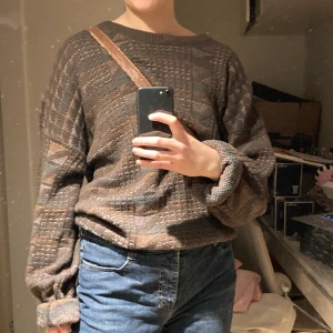 Stickad tröja - Säljer denna superfina stickade tröja som jag köpt på beyond retro! Den har ett jättefint mönster! Storlek L men passar fler storlekar beroende på önskad passform! Budgivning pågår💖