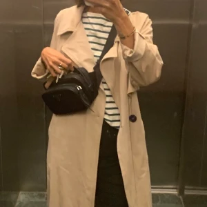 Trenchcoat i mockaimitation  - Super fin trenchcoat i mockaimitation från ZARA. Ny pris ca 600kr. Endast använd ett fåtal gånger. Mjuk och riktygt fin mockaimitation. Skärp i midjan. 