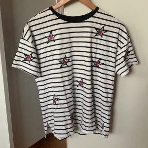 T-shirt från asos - Jätte snygg randig t-shirt med stjärnor från asos, vädligt gott skick