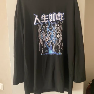 Långärmad grafisk tröja  - Jättefin och bekväm grafisk tröja. Har använt den ett par gånger. Köparen står för frakten:) 