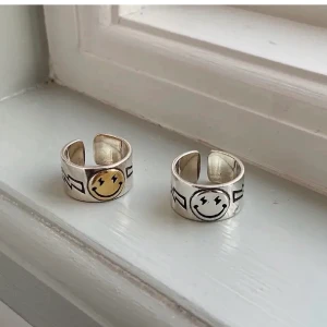 zend details - Säljer den silvriga ringen från zend details som är justerbar! (Inte min bild) rostar inte osv man kan duscha och tvätta händerna med den 🤍