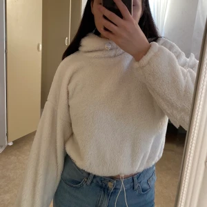 fluffig cropped hoodie - fluffig hoodie från UO i jätte bra skick och skönt material. Inga fläckar eller något knappt använd.