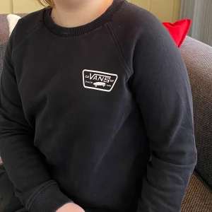 Vans sweatshirt strl S - Svart sweatshirt från VANS med litet tryck på framsidan och stort tryck på baksidan 