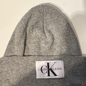 Calvin Klein mössa  - 🌸Calvin Klein mössa nästan oanvänd🌸 köpt för 400 kr