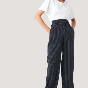Striped pants - Säljer mina randiga byxor från nakd. Aldrig använda🖤