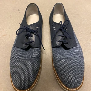 Beymen business skor blå ”ormskinn” strl 45 - Säljer skor som jag använt 1 gång. Blåa till färgen och storlek 45. Ord pris 1199. 