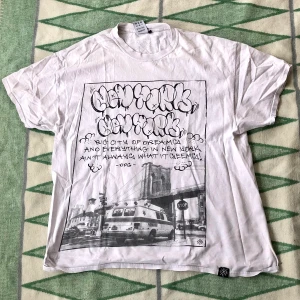 T-shirt med tryck - Tisha med coolt tryck✨