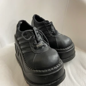 Demonia - Sjukt feta boots från Demonia, vet ej om de är äkta🤷🏼‍♀️. I bra skick, är slitna på vissa ställen och sko snörena måste bytas ut men annars ser de bra ut! Skulle säga att storleken är 37,5 kanske en liten 38! Bud från 350kr, FRAKT TILLKOMMER!