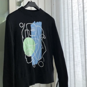 Svart tröja med konstnärligt tryck - Snygg tröja från Monki. Säljes då jag aldrig använt den 🌼 betalning via swish! 🌟