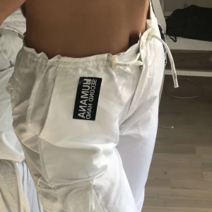 Vita byxor från humana  - Helt oanvända byxor från humana secondhand🤍 utsvängda med fickor på sidorna! 