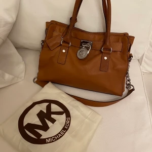 Michael kors väska  - Säljer denna väskan från Michael kors (äkta!) dustbag medkommer, nypris runt 1500kr. Väldigt sparsamt använd endast haft några få gånger. Skicka meddelande för fler bilder ☺️ frakt tillkommer! 