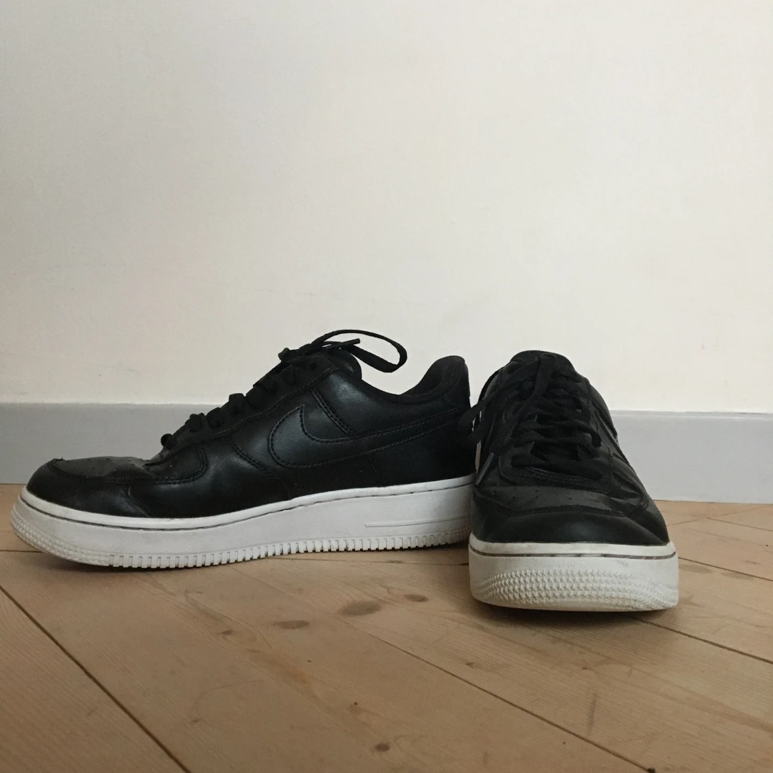 Nike Air Force 1 Svartvit strl 40.5 - 91