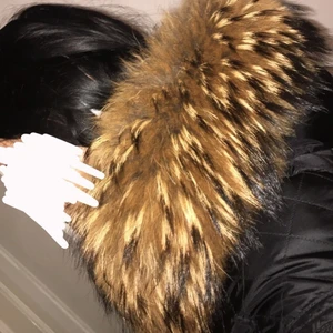 Äkta päls  - Päls Fortfarande till salu, Hör bara av dig om du är seriös. Den är varmtonad, normalstor, ser ganska ny ut än! Två knappar fattas som man lätt kan fixa billigt. Släpper den för 500, priset kan diskuteras vid snabb affär❤️