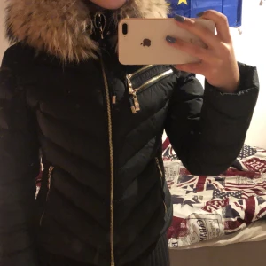 Hillies Chatel, stl. 36 - Säljer svart Hollies Jacka i modellen Chatel. Endast använd en vinter, säljer på grund av att den inte kommer att användas mer. Äkta päls på luvan som går att ta av. Ny pris 2.800kr. Säljer för 950kr men priset kan diskuteras vid snabb affär. 📪Möts up och fraktat men köparen står för frakten! Postnord och spårbar