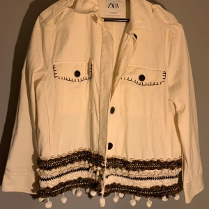Vit sommarjacka från Zara stl M.  - Vit jacka med snäckdetaljer från Zara stl M, aldrig använt så mycket bra skick. Nypris 500, säljer för 250. 