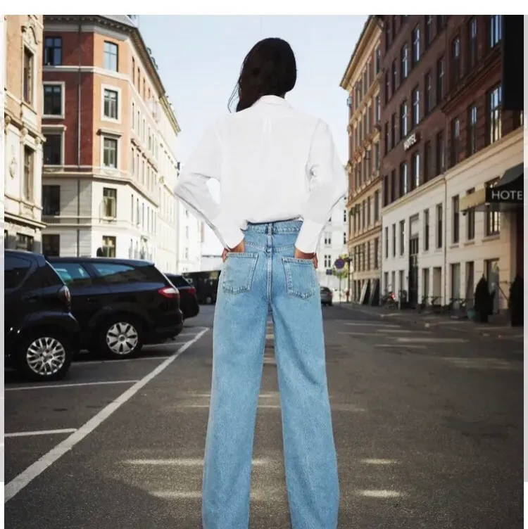 Säljer dessa slutsålda jeans från zara då de inte kommer till användning. Stolek 36🧚🏼‍♀️🧚🏼‍♀️ 200kr + frakt. Jeans & Byxor.