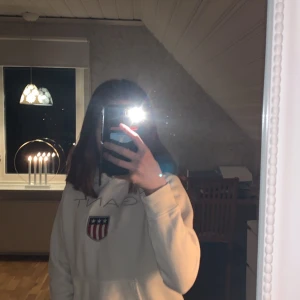 Gant huddie i strl 146-152 - Sååå fin huddie men som tyvärr inte har kommit till andvändning. Helt oanvänd och köptes för ett år sedan.