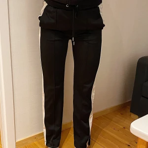 Svarta byxor - Snygga svarta byxor med en vit linje på sidan. Dessa byxor är grymt sköna och sitter superbra!💜