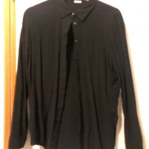 Svart skjorta  - Tunn svart skjorta från okänt märke. 