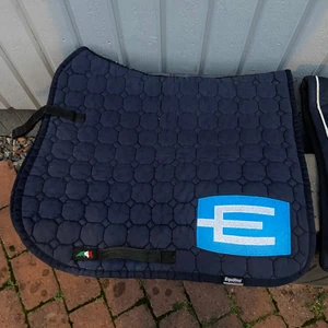 Equiline schabrak - Hej! Intressekoll på mitt fina Equiline schabrak i marinblå färg! Skriv ett meddelande eller kommentar om ni är intresserade!💙  Det är dressyr och stl full🌟