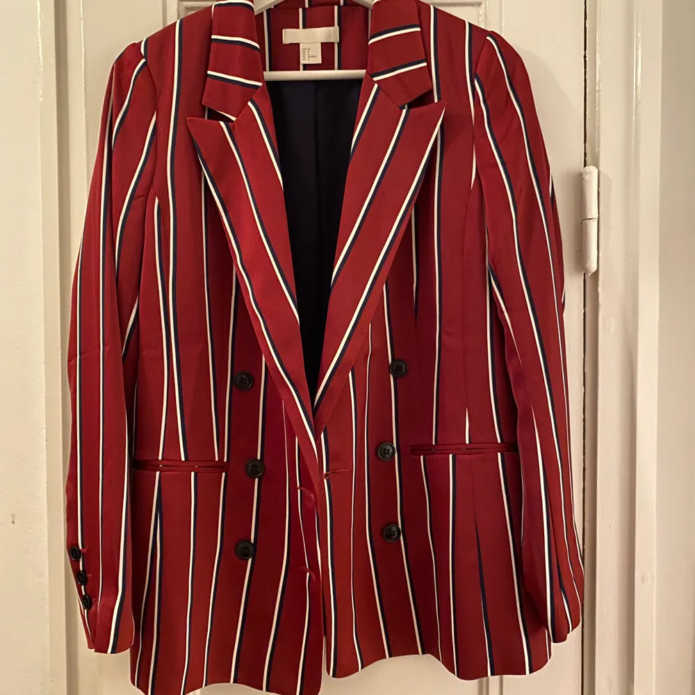 H&M blazer and shorts. Blazer in size 34, shorts in size 36. Very good condition. No signs of use. Jacket or shorts can be sell separately. . Kostymer.