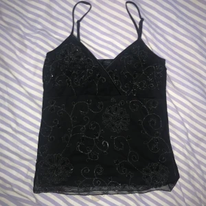 Topp med detaljer - jättefint linne med detaljer på hela framsidan🤎 Nyskick! köptes second hand men va helt ny (prislappen satt kvar) och har endast provats av mig🐸  köparen står för frakt 