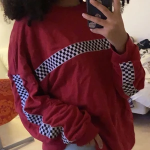 Skitsnygg sweatshirt - Säljer min skitsnygga oversize sweatshirt köpt i london som tyvärr inte kommer till användning längre:( den är lite tunnare än en vanlig sweatshirt kanske men fortfarande mycket skön;) Buda! Köparen står för frakten💕