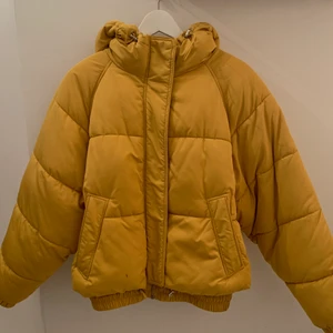 Gul pufferjacket - Säljer min snygga, gula pufferjacket från Zara som är väldigt sparsamt använd och i jättefint skick! Storlek XS men passar även en S/M. Håller värmen hur bra som helst och är en av de skönaste jackorna jag ägt! Köparen står för frakten! 
