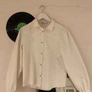 En vit skjorta/blus från märket BOII. Använd ett fåtal gånger⭐️ 