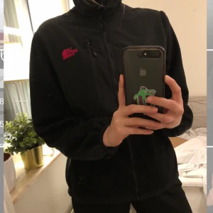 North face fleecetröja  - Snygg fleece från north face, köpt på second hand men är helt som ny i kvalitén, inga skador eller liknande! Har aldrig använt den. Funkar både som fleece och som jacka vid lite varmare väder än nu, det är tjockt material. Passar allt från xs-L skulle jag påstå beroende på hur man önskar passform (står tyvärr ingen storlek i den ://) Har 3 fickor med dragkedja, 2 där nere och 1 vid bröstet! Köptes för 350k men sjukt bra skick, buda!