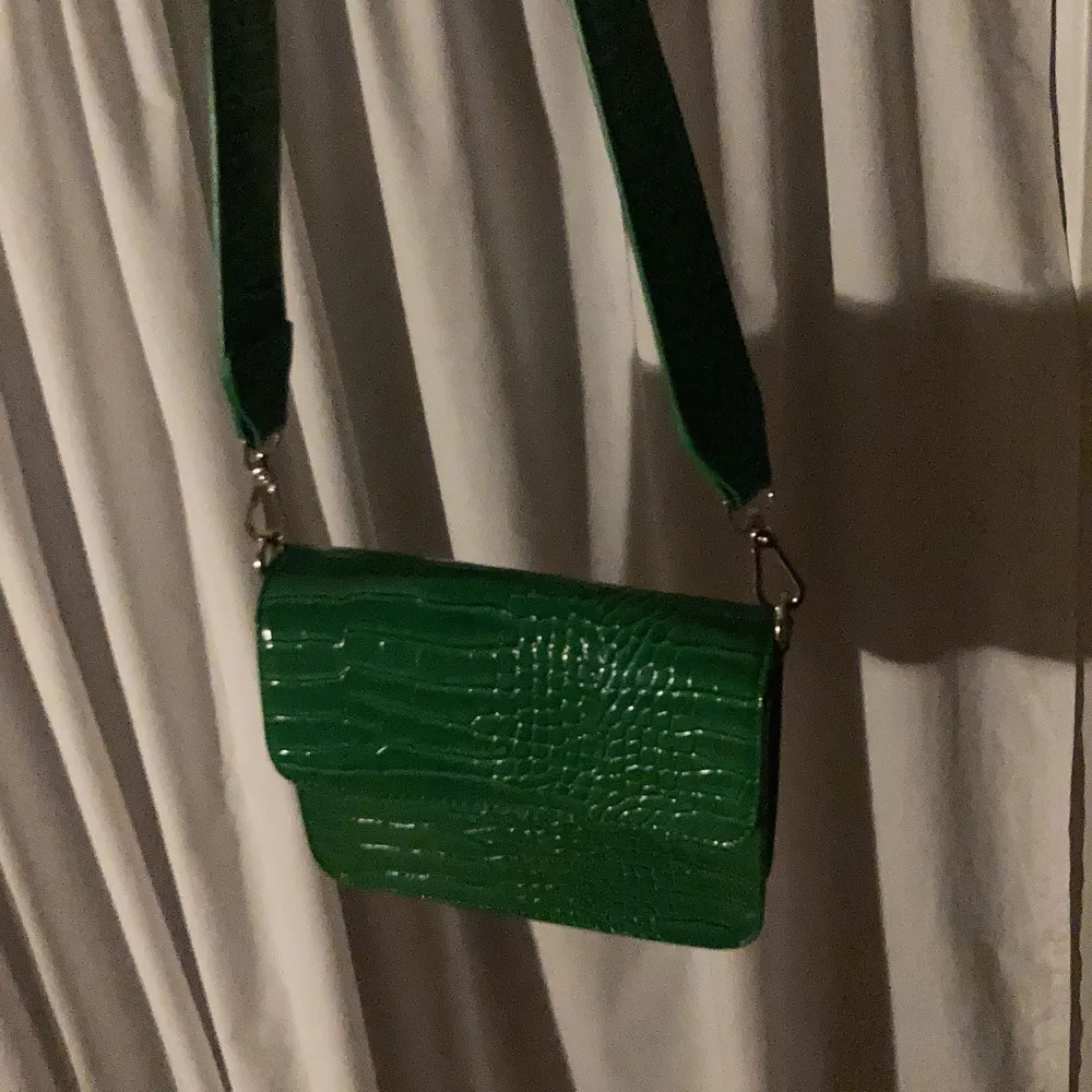 En superfin grön väska från hvisk!☺️☺️❣️ Nypris ca 600.. Väskor.