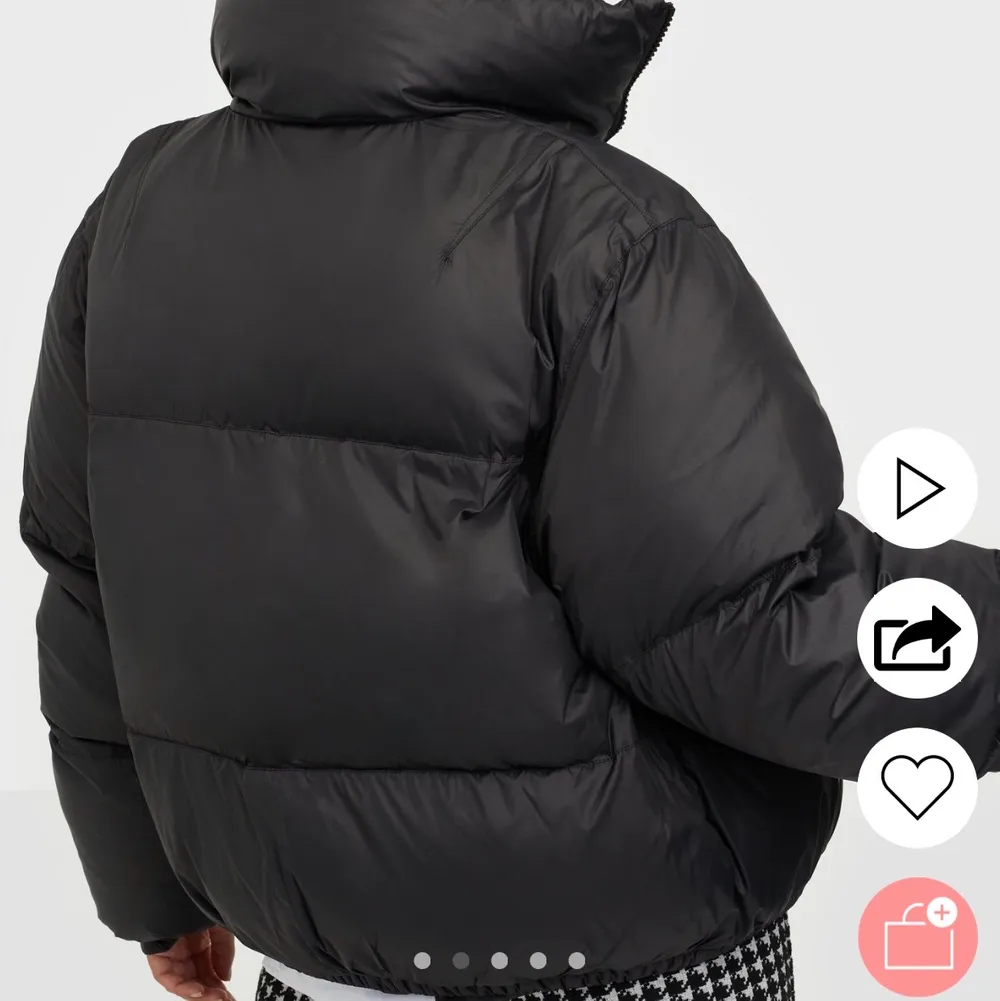 Modern puffer jacket från märket SHU, köpt på Nelly. Aldrig använd bara provad, taggarna sitter kvar. Säljer pga fel storlek. Nypris 3200 (rea). Frakt tillkommer beroende på hur mycket paketet väger.. Jackor.