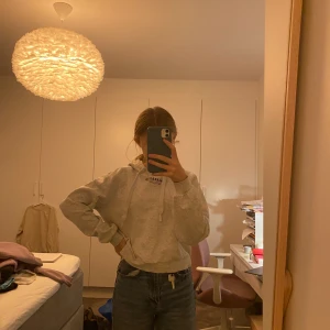 En helt vanlig hoodie i storlek xs  - Hoodien är i bra skick och har inte andvänds många gånger. Den sitter bra och den är inte stor i formen utan den är rätt liten men den passar fortfarande alla som har storlek xs. 