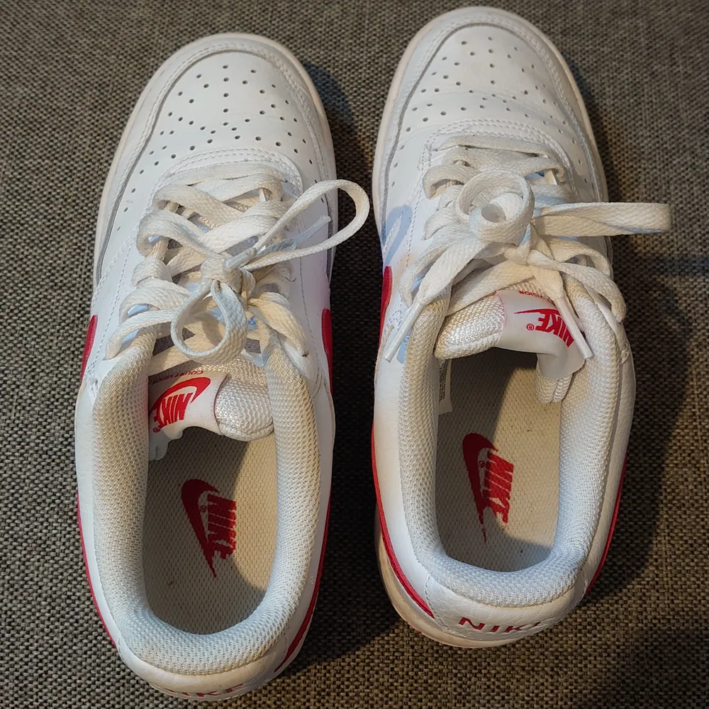 Super snygga vita Nike skor med röda detaljer som tyvärr är för små för mig. Max använd 2-3gnr så i princip nyskick. Skor.
