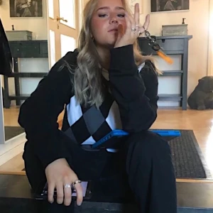 tröja🖤 - säljer denna tröja för den används ej så mycket av mig, användt den 1 gång🖤