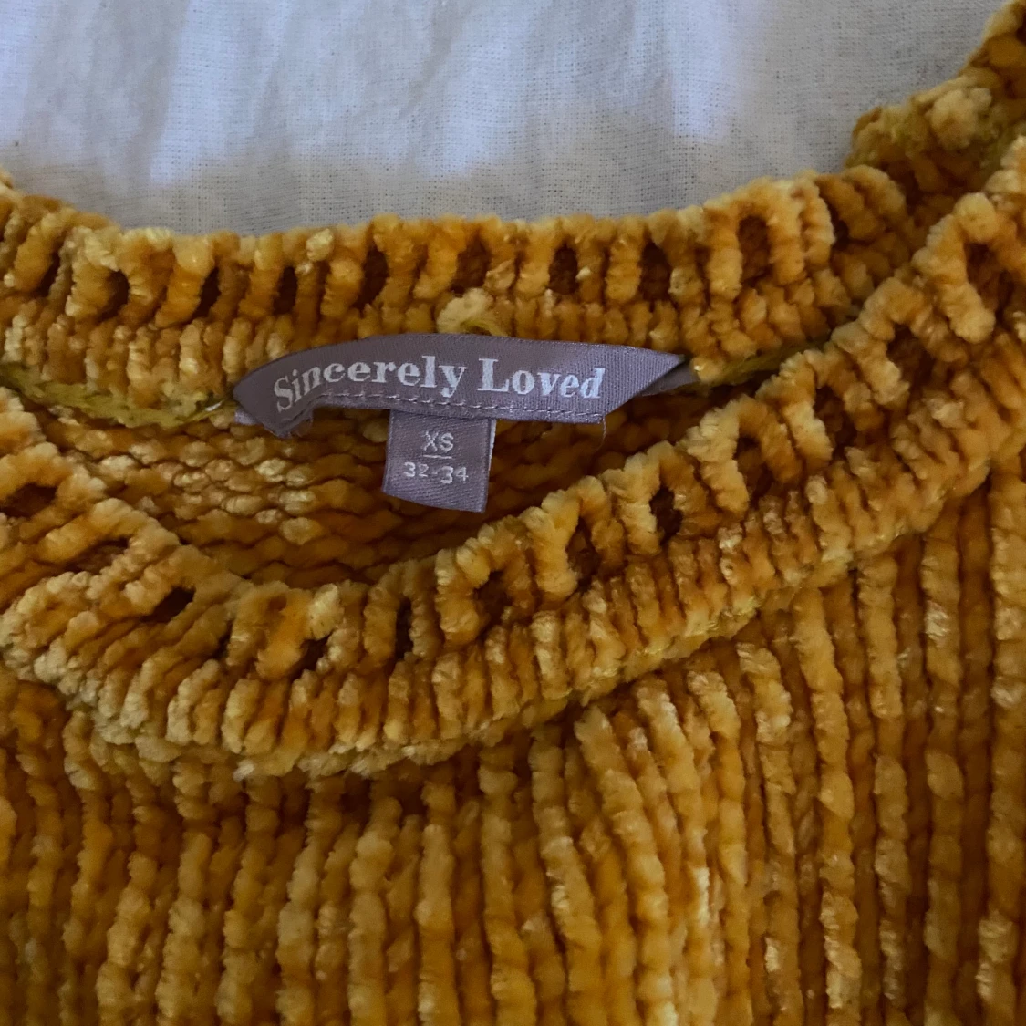 Stickad gul tröja - 91