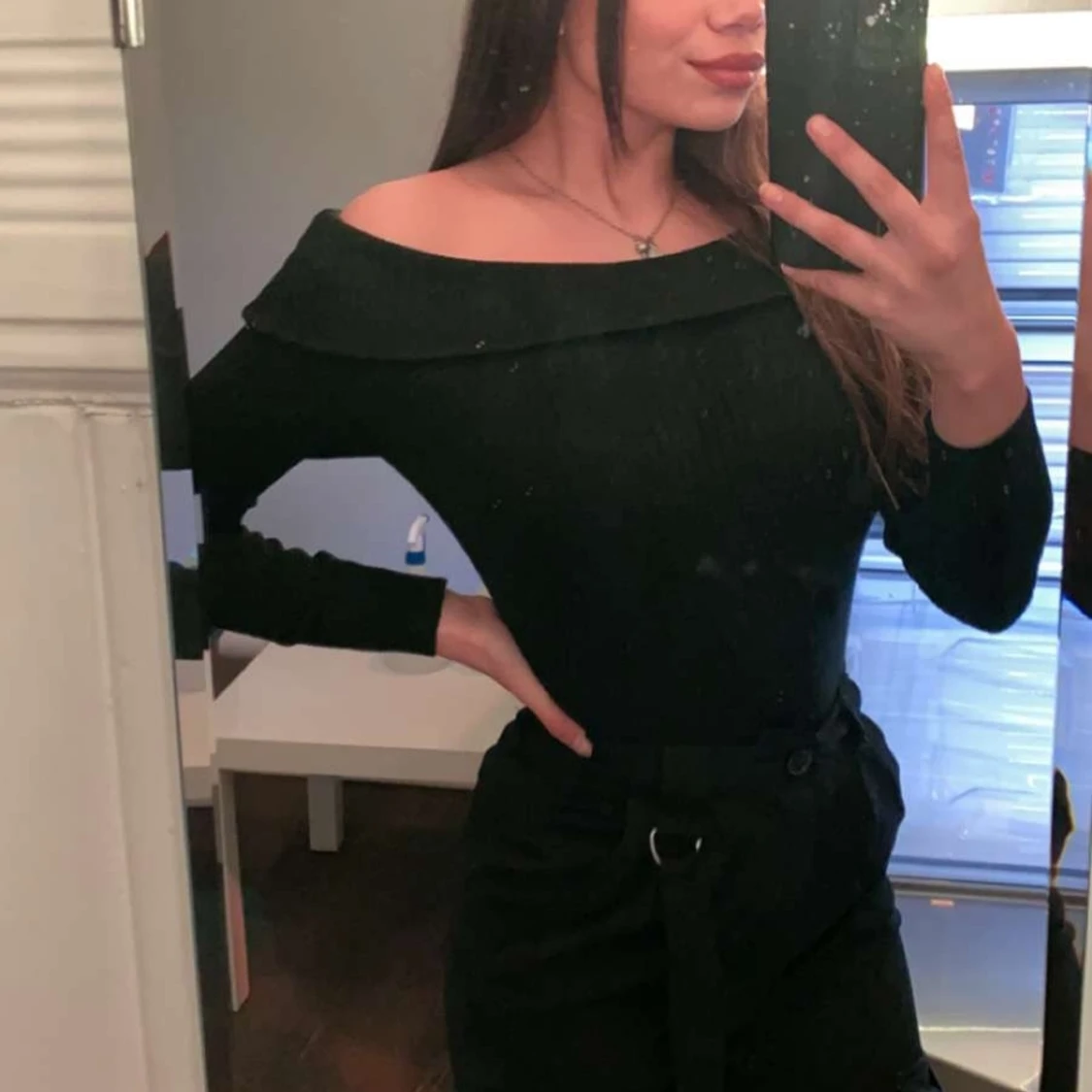 Söt svart offshoulder tröja - 90