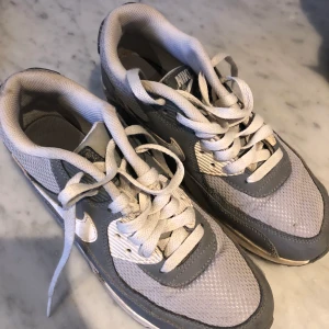 Nike air Max  - Säljer Mina jättegamla grå Nike air Max skor. Inte jätteanvända, tvättar dom såklart innan jag säljer! Innermått 24 cm