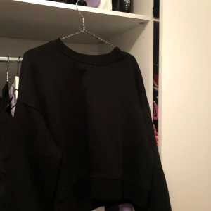 En svart sweatshirt från zara🤍 - Sweatshirt från zara i storlek medium! 