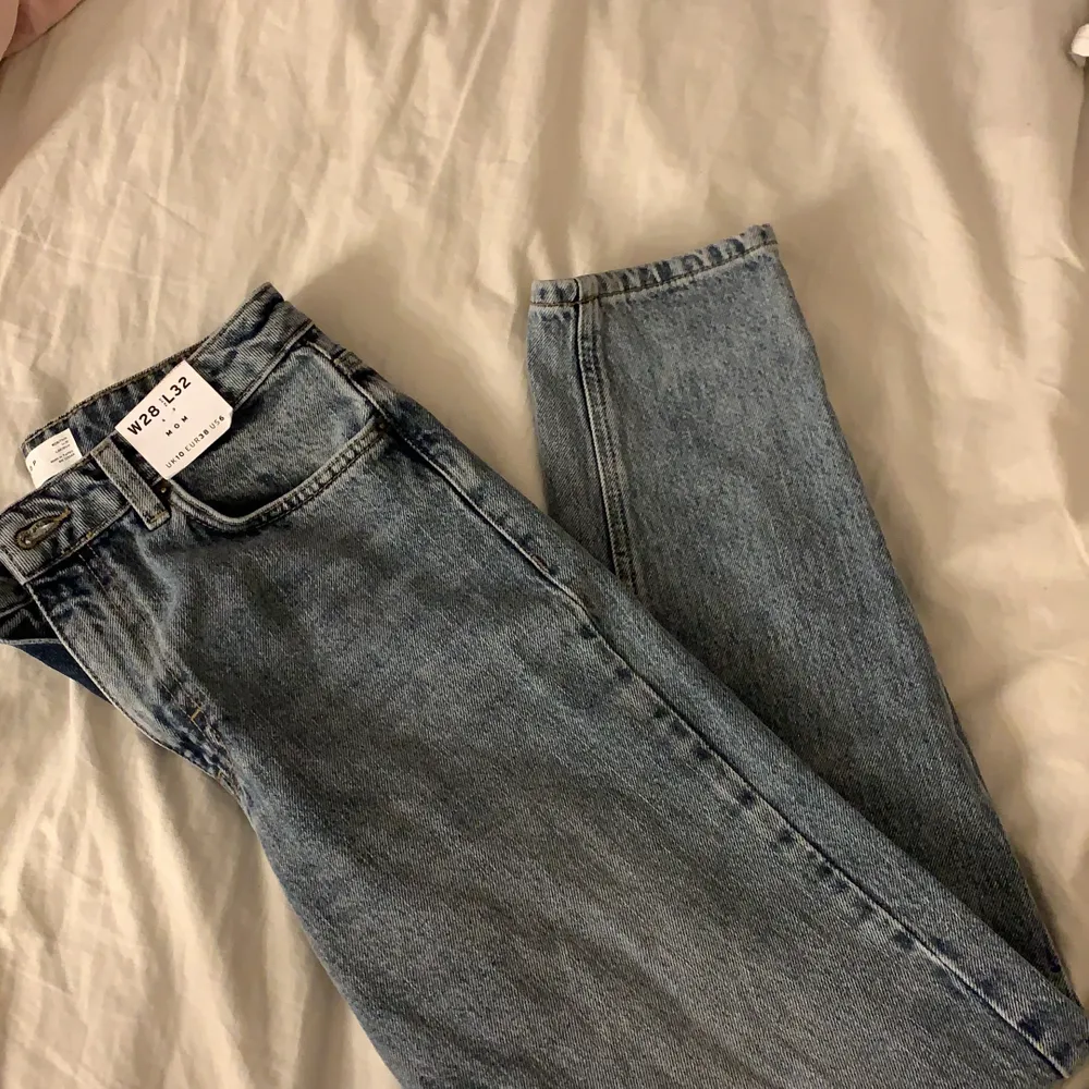 Helt oanvända mom jeans från topshop. Dem passade tyvärr inte mig och lapparna sitter kvar. Storlek W28 L32. Alltså 38 ish. Frakt 63kr💖. Jeans & Byxor.