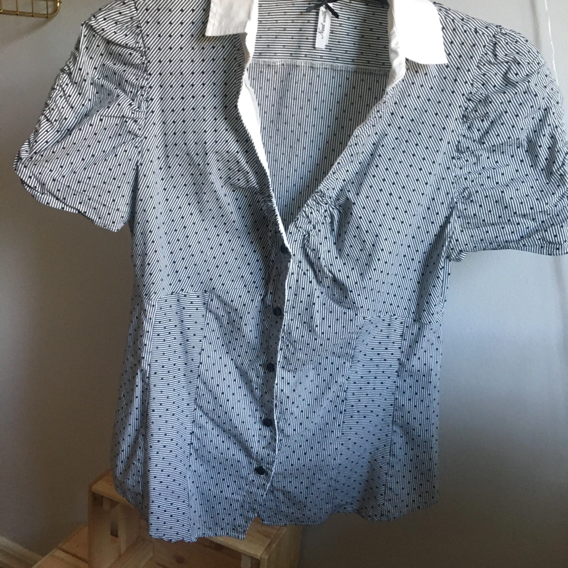 Prickig och randig blus 